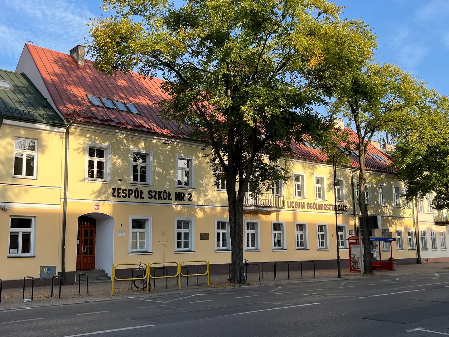 Elewacja frontowa Zespołu Szkół nr 2 i II Liceum Ogólnokształcącego w Suwałkach.