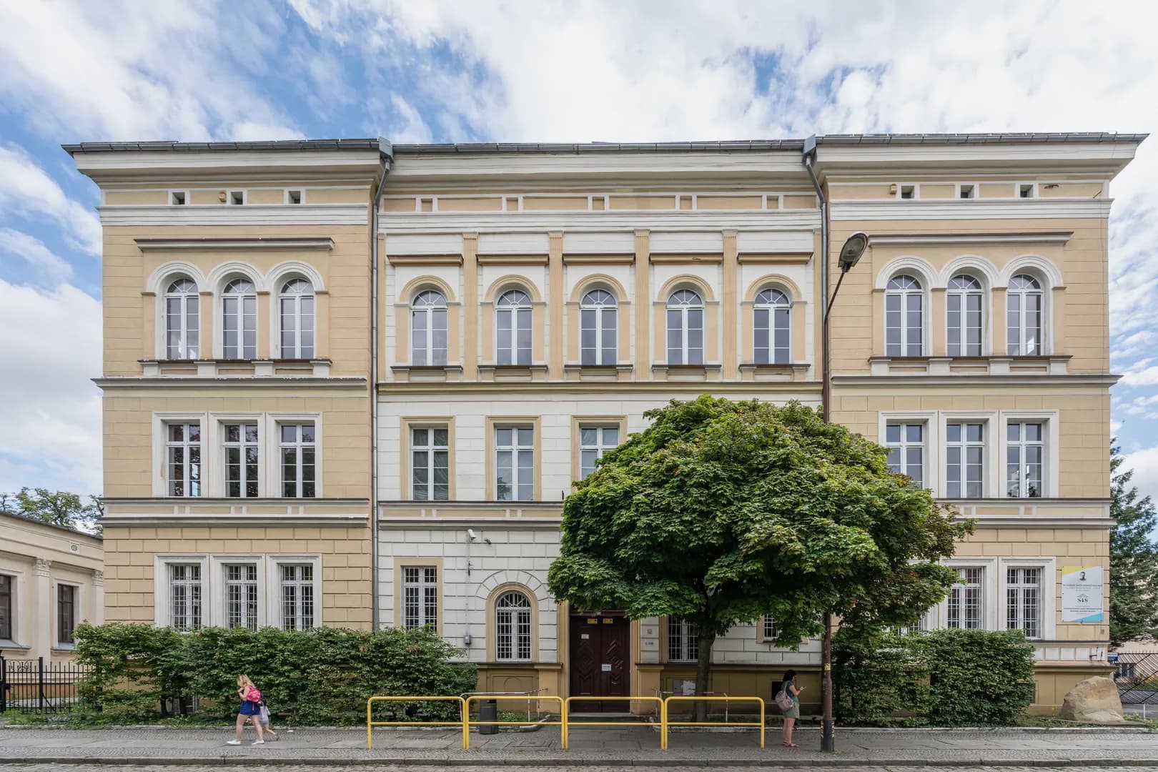 Zabytkowa fasada budynku szkoły przy ulicy Kościelnej w Świdnicy