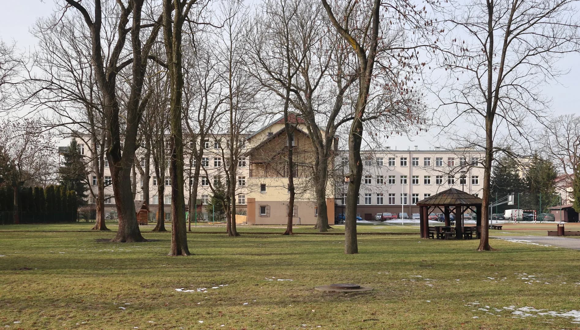 Teren wokół Szkoły Podstawowej Sióstr Felicjanek nr 28 w Warszawie z budynkiem w tle
