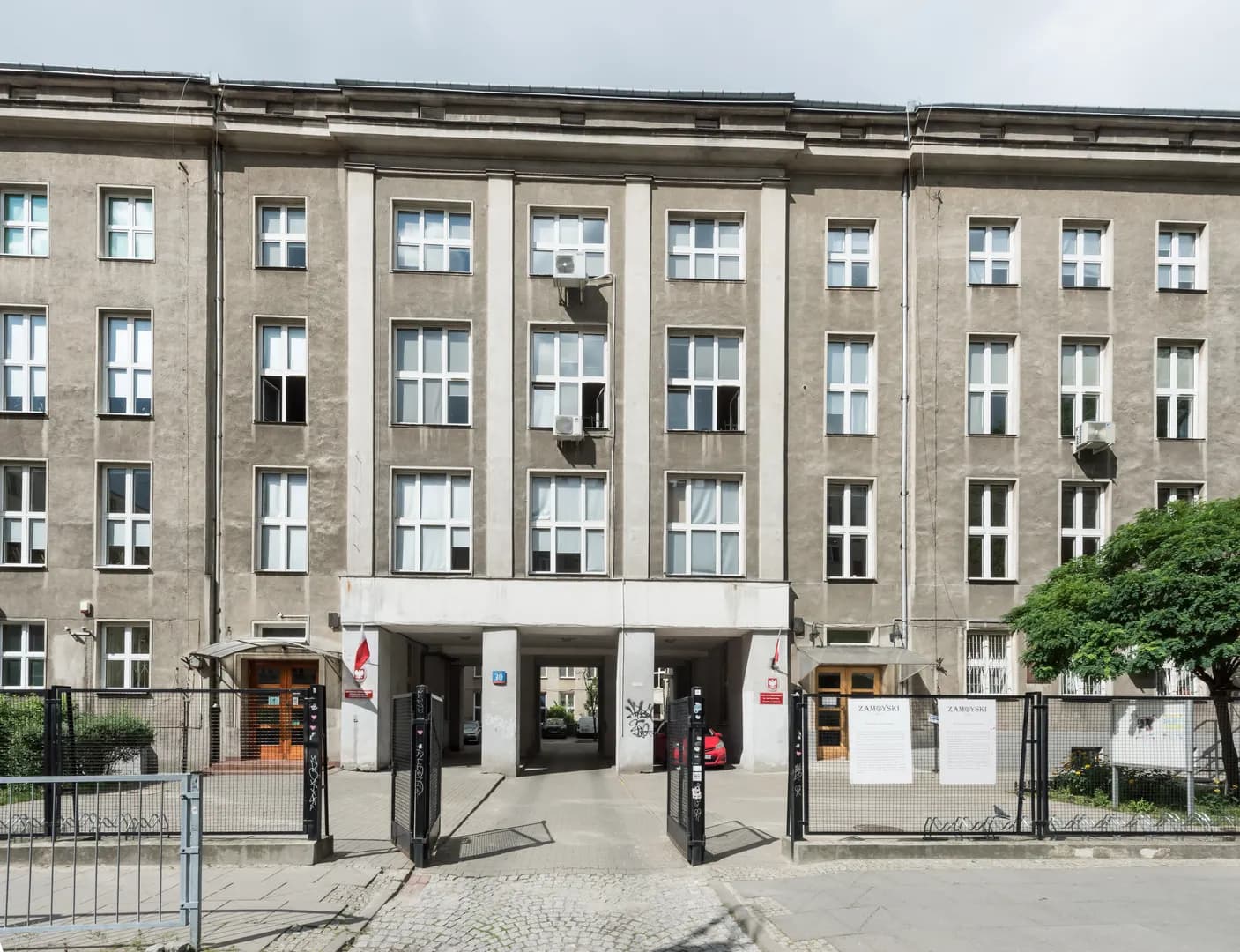 Fasada budynku XVIII Liceum Ogólnokształcącego im. Jana Zamoyskiego w Warszawie