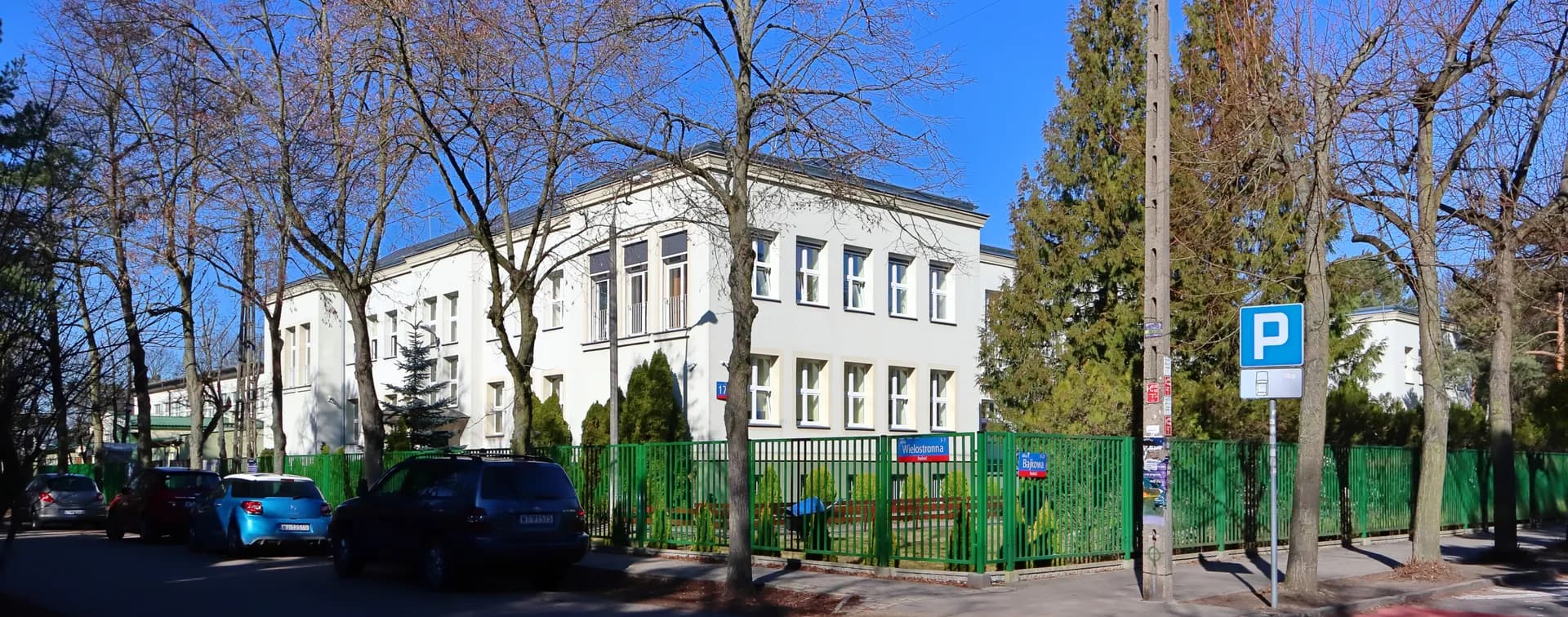 Widok na budynek Szkoły Podstawowej nr 204 w Warszawie zza ogrodzenia