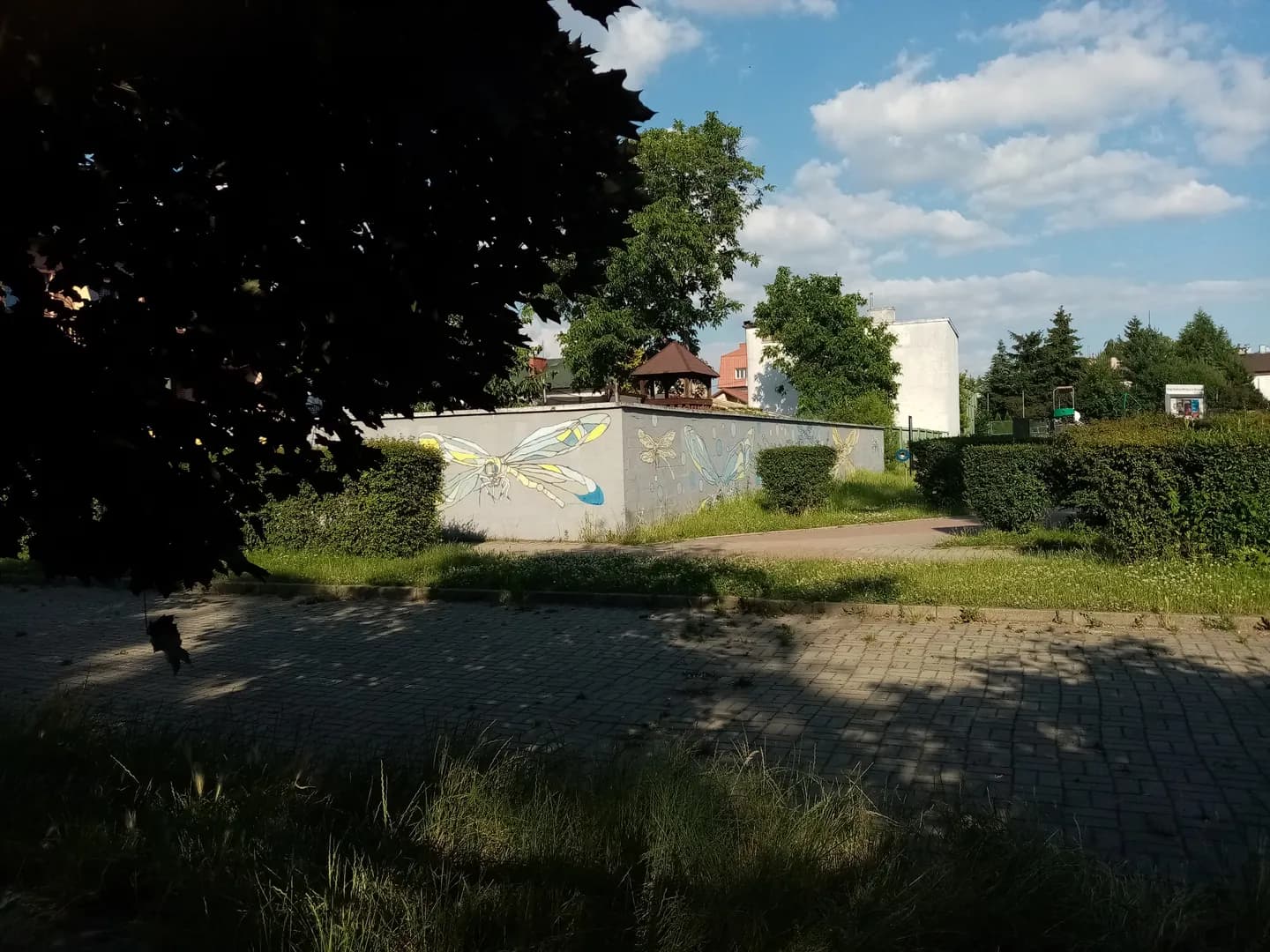 Mural z ważkami na murze przy terenie Szkoły Podstawowej nr 94 w Warszawie