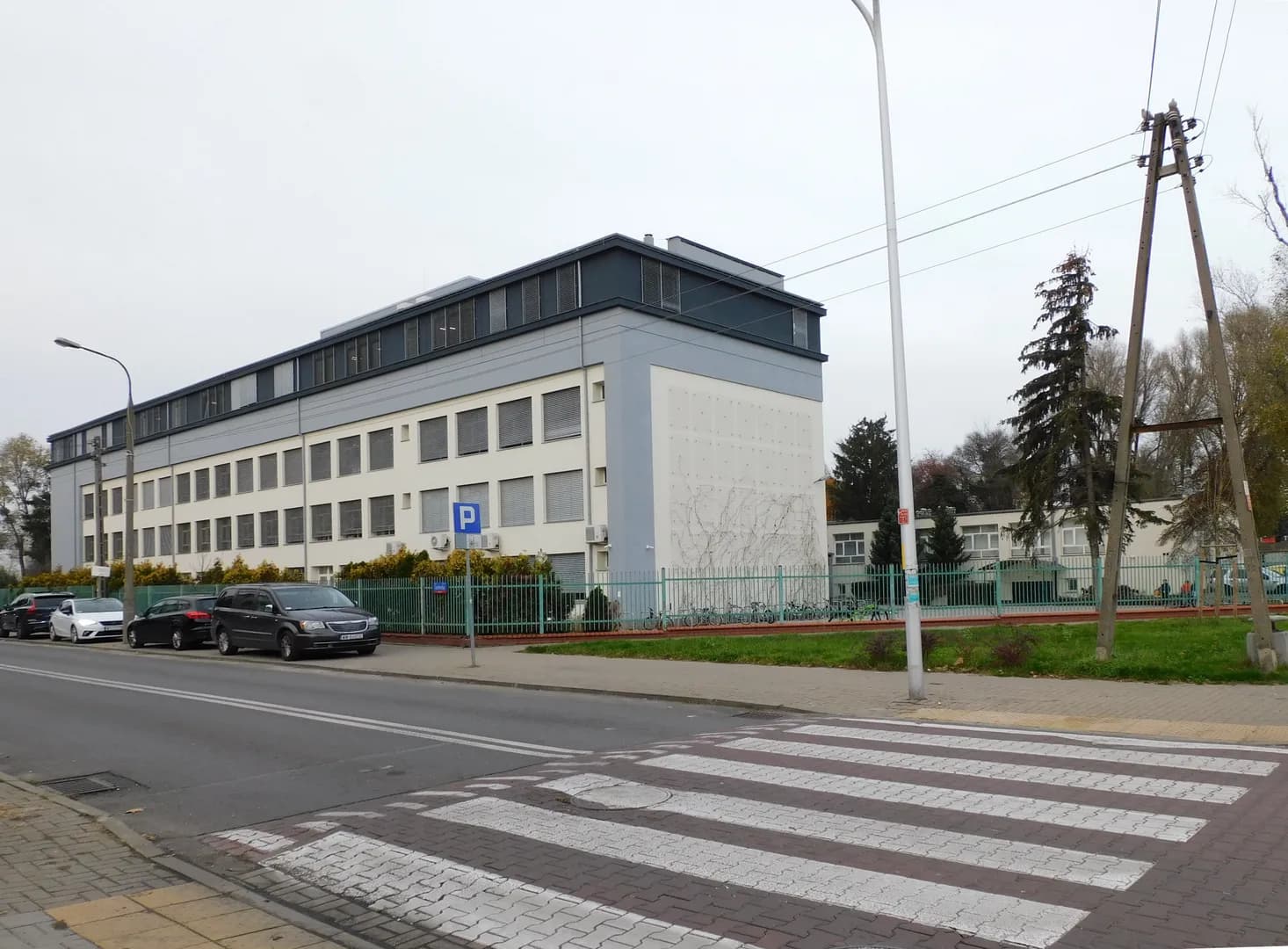 Budynek Szkoły Podstawowej nr 88 w Warszawie widziany od strony ulicy z przejściem dla pieszych