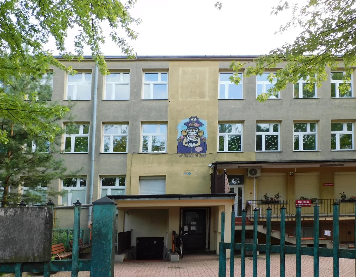 Fasada budynku Szkoły Podstawowej nr 87 w Warszawie z muralem Tytusa de Zoo