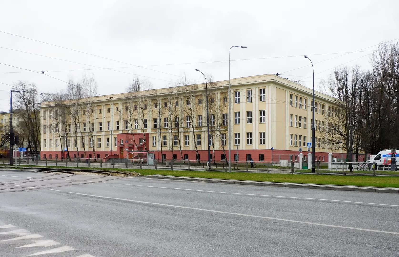 Widok na budynek Zespołu Szkół im. Marcina Kasprzaka w Warszawie od strony ulicy