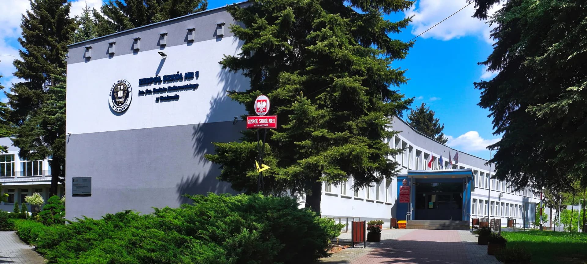 Wejście główne do Zespołu Szkół nr 1 w Krakowie przy ulicy Ułanów