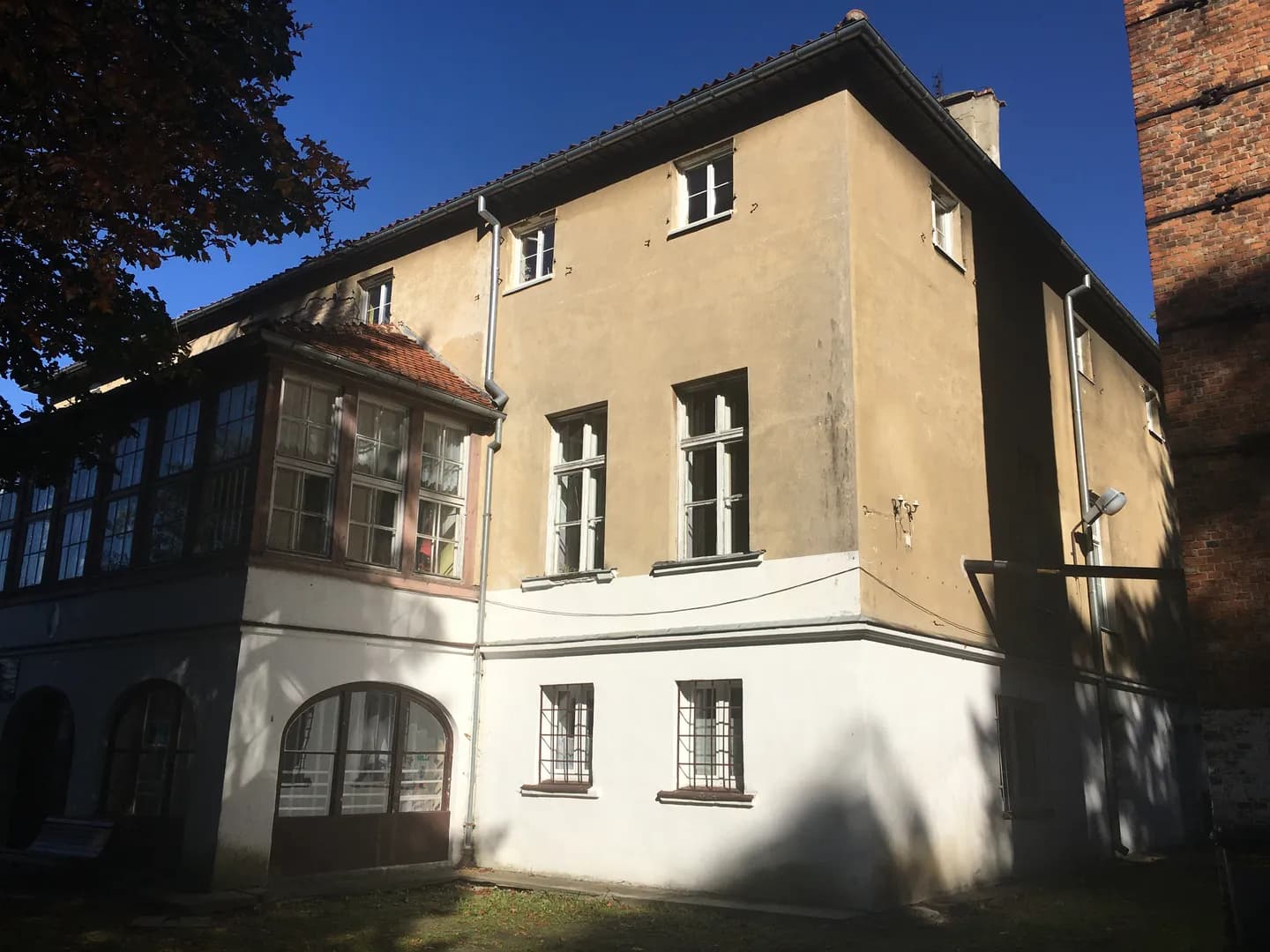 Elewacja budynku Niepublicznej Szkoły Podstawowej w Suchaczu