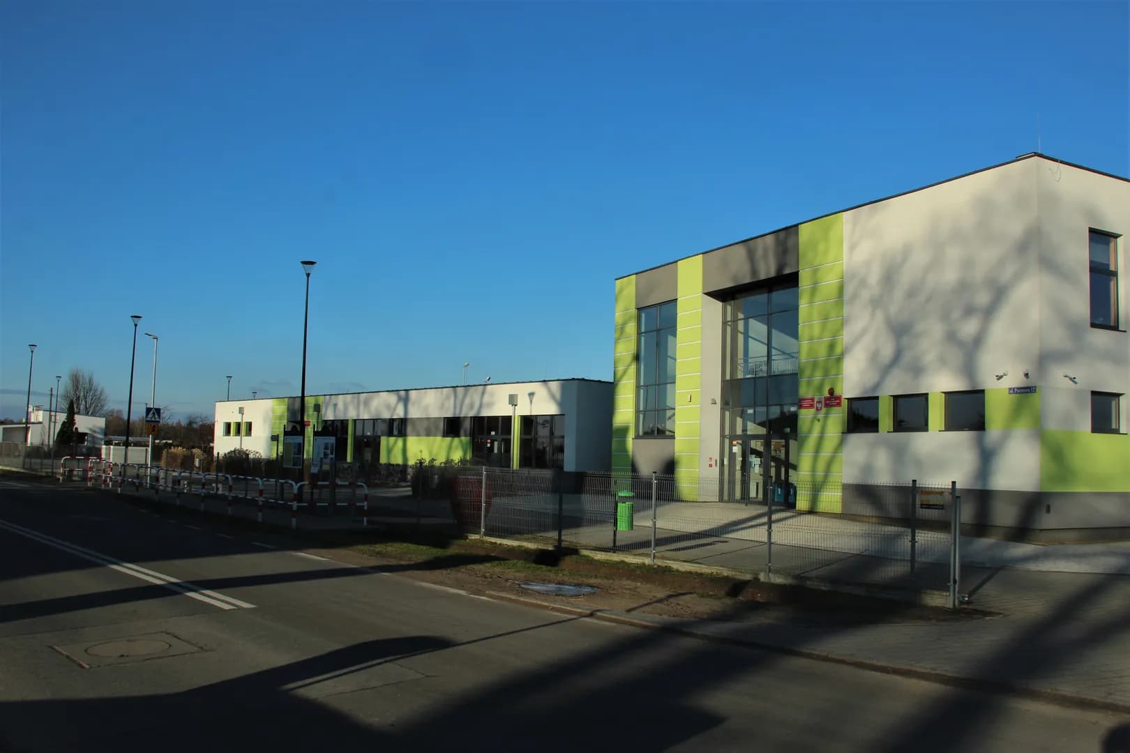 Nowoczesny budynek Zespołu Szkolno-Przedszkolnego w Jeziorkach widziany z ulicy