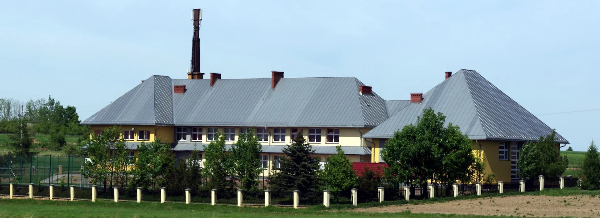 Budynek Zespołu Placówek Oświatowych w Woli Kalinowskiej widziany z oddali