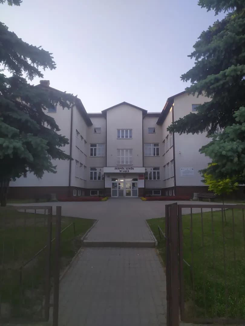 Wejście do budynku Zespołu Szkół w Łące