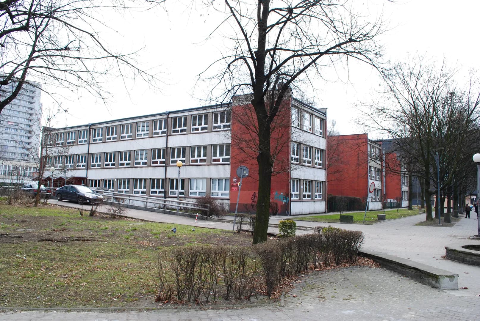 Budynek Szkoły Podstawowej nr 10 w Katowicach widoczny od zewnątrz