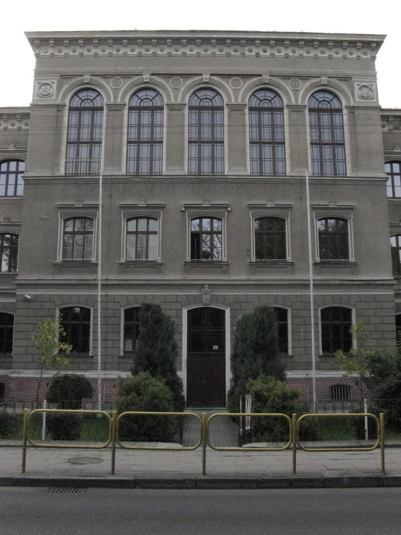 Fasada budynku zespołu szkół przy ulicy Skłodowskiej w Kluczborku