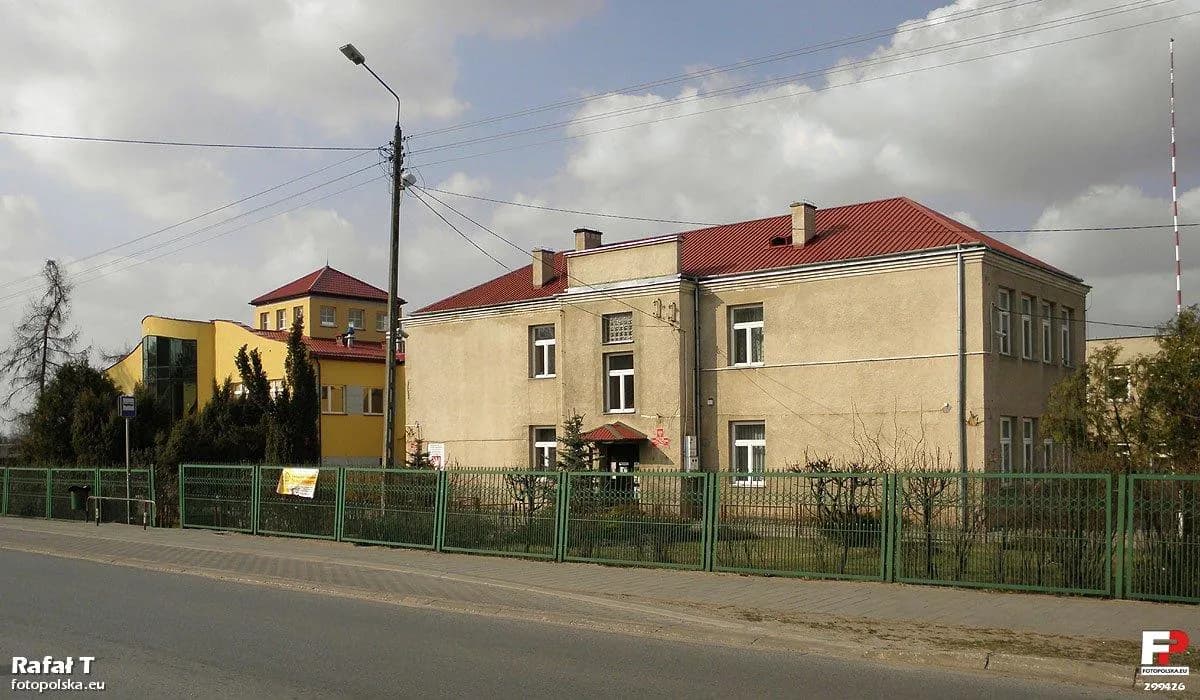 Budynek Publicznej Szkoły Podstawowej im. Janusza Korczaka w Kowali-Stępocinie od strony ulicy