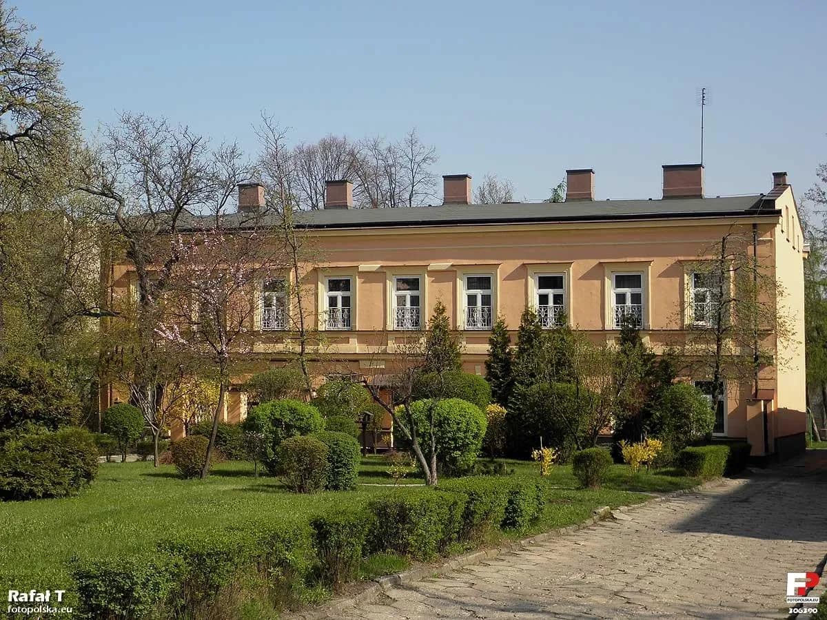 Budynek Przedszkola Publicznego nr 4 w Radomiu widoczny z ogrodu