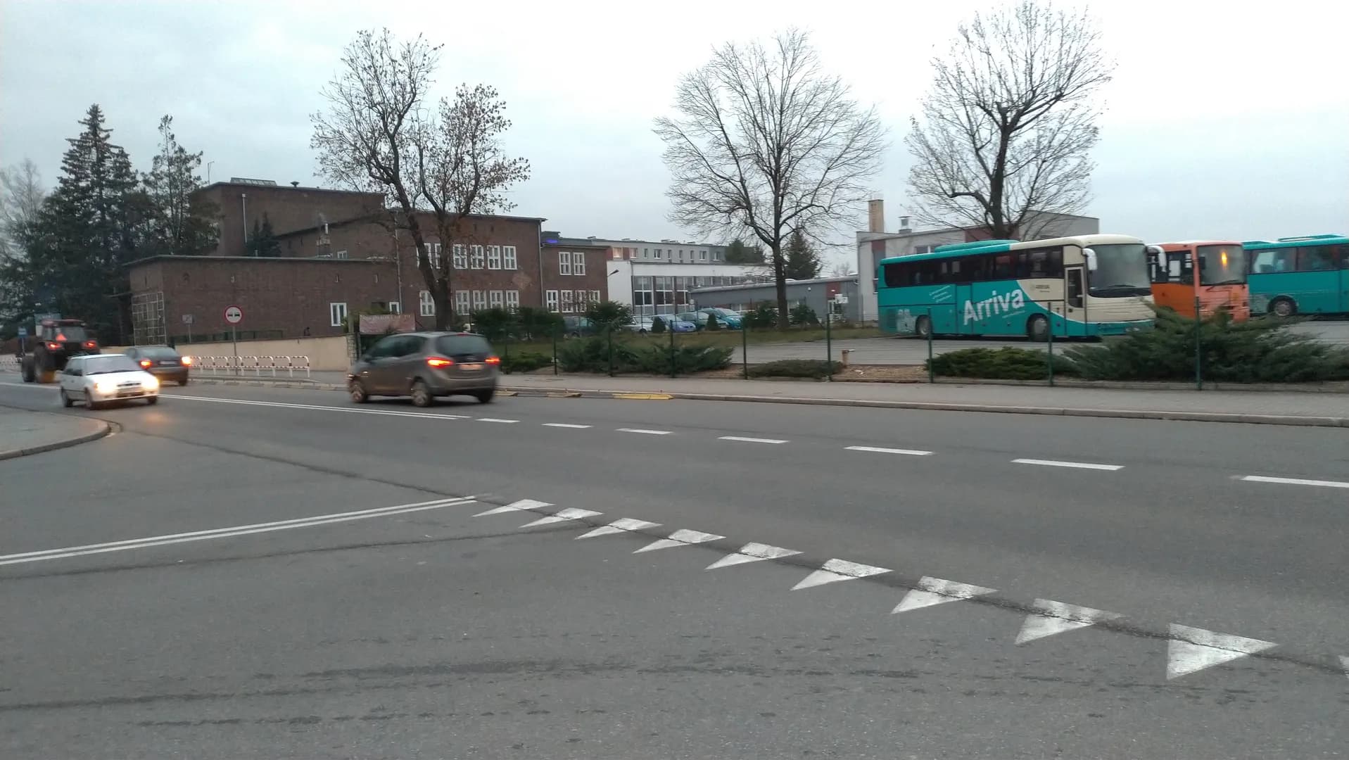 Widok na Zespół Szkół Rolniczych w Prudniku zza ulicy Kościuszki.