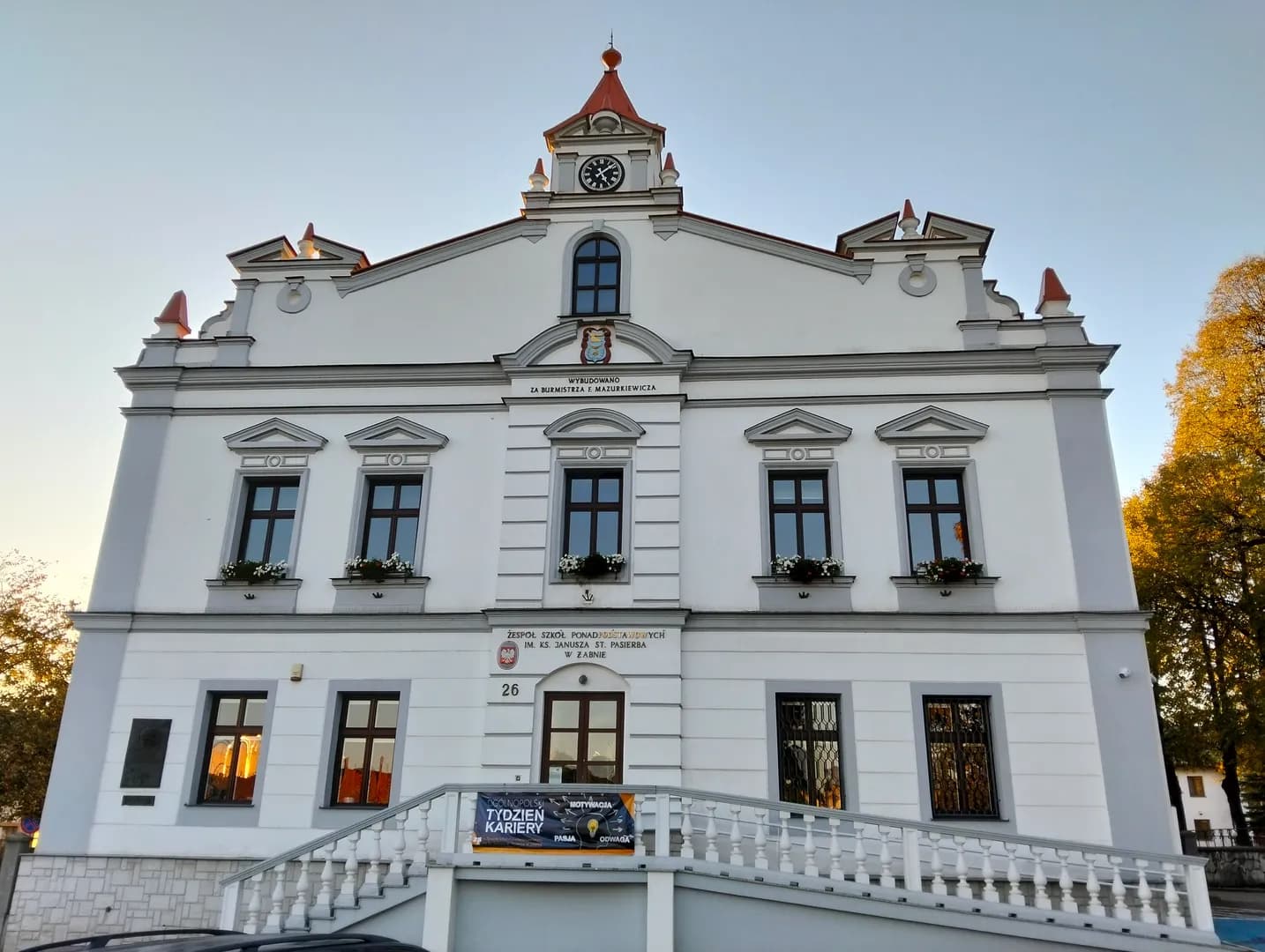 Fasada zabytkowego budynku Zespołu Szkół Ponadpodstawowych w Żabnie
