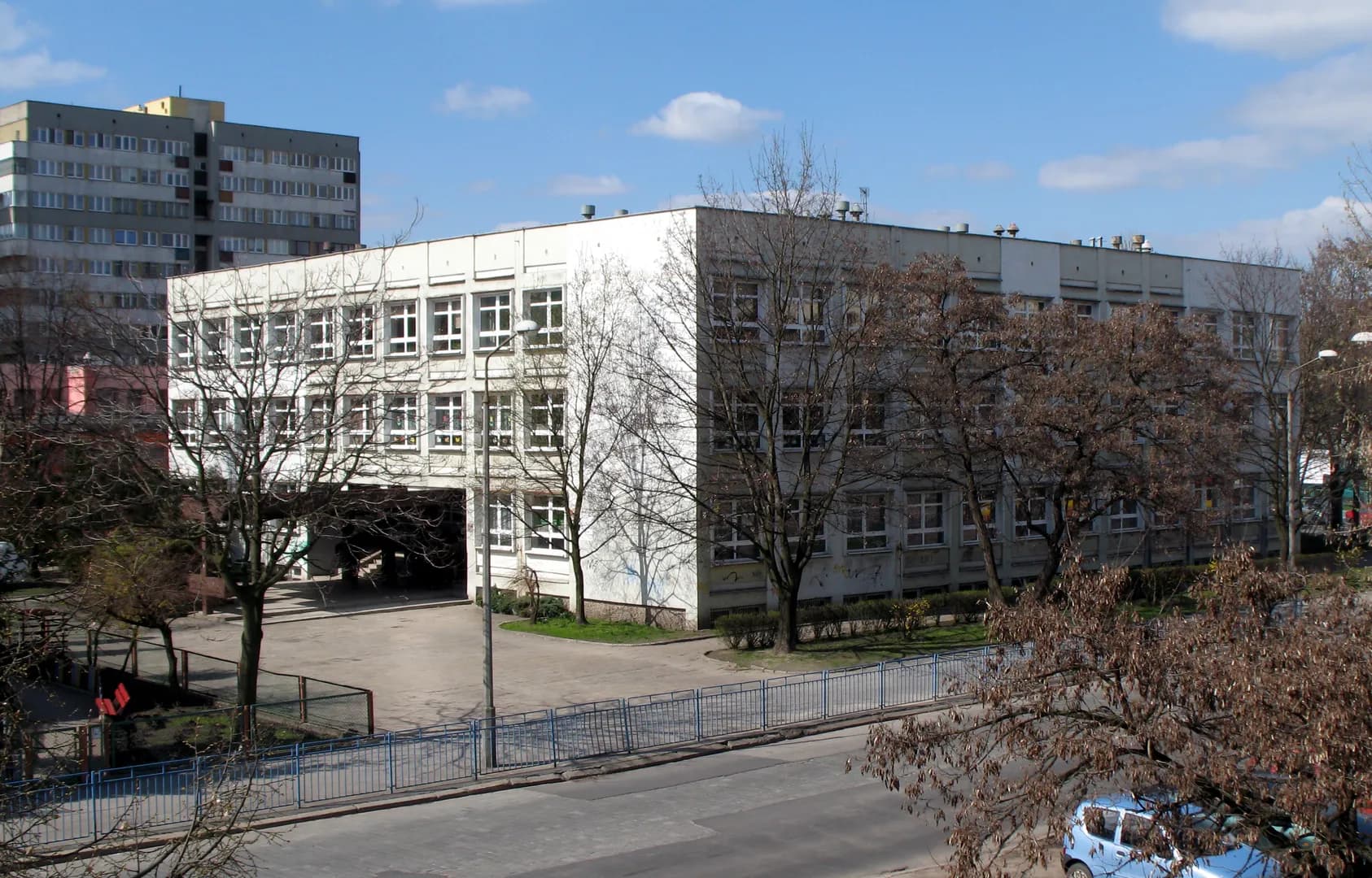Budynek Zespołu Szkolno-Przedszkolnego nr 18 we Wrocławiu widoczny z zewnątrz