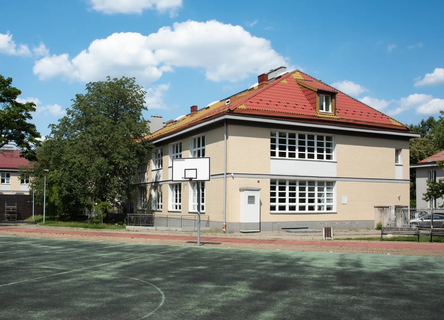 Budynek XVI Liceum Ogólnokształcącego w Warszawie od strony boiska szkolnego