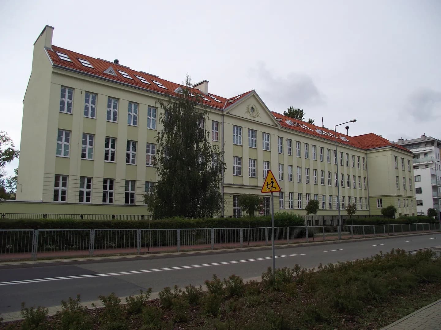 Gmach LXIV Liceum Ogólnokształcącego im. Witkacego w Warszawie od strony ulicy