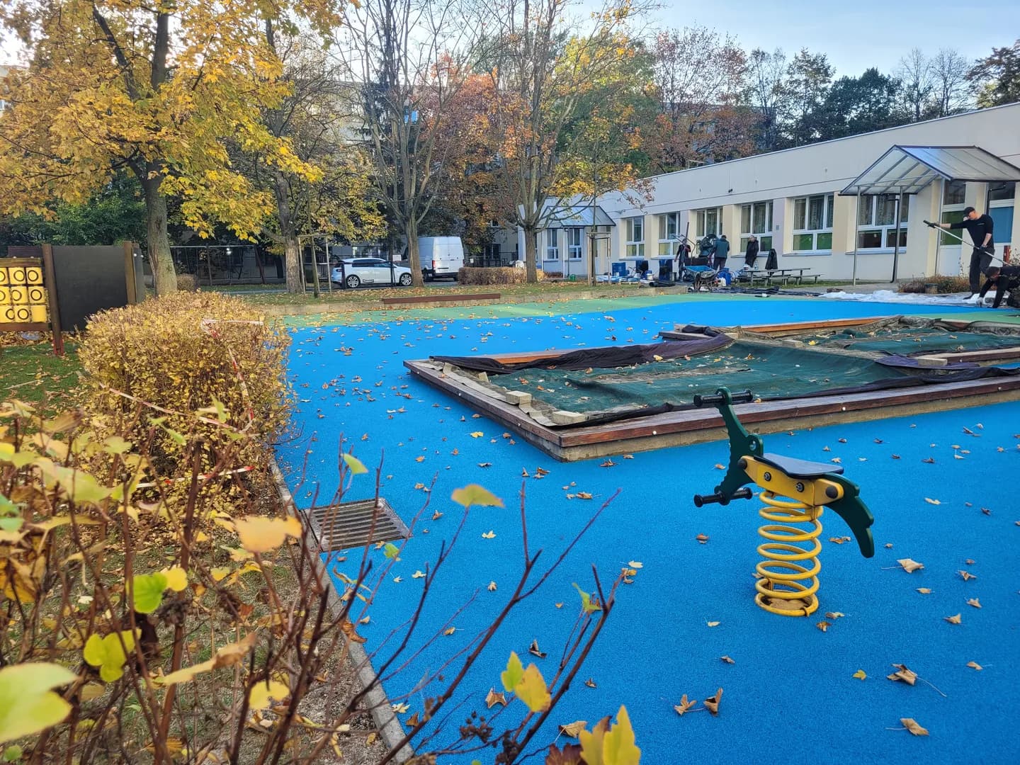 Plac zabaw przy Przedszkolu nr 300 w Warszawie jesienią
