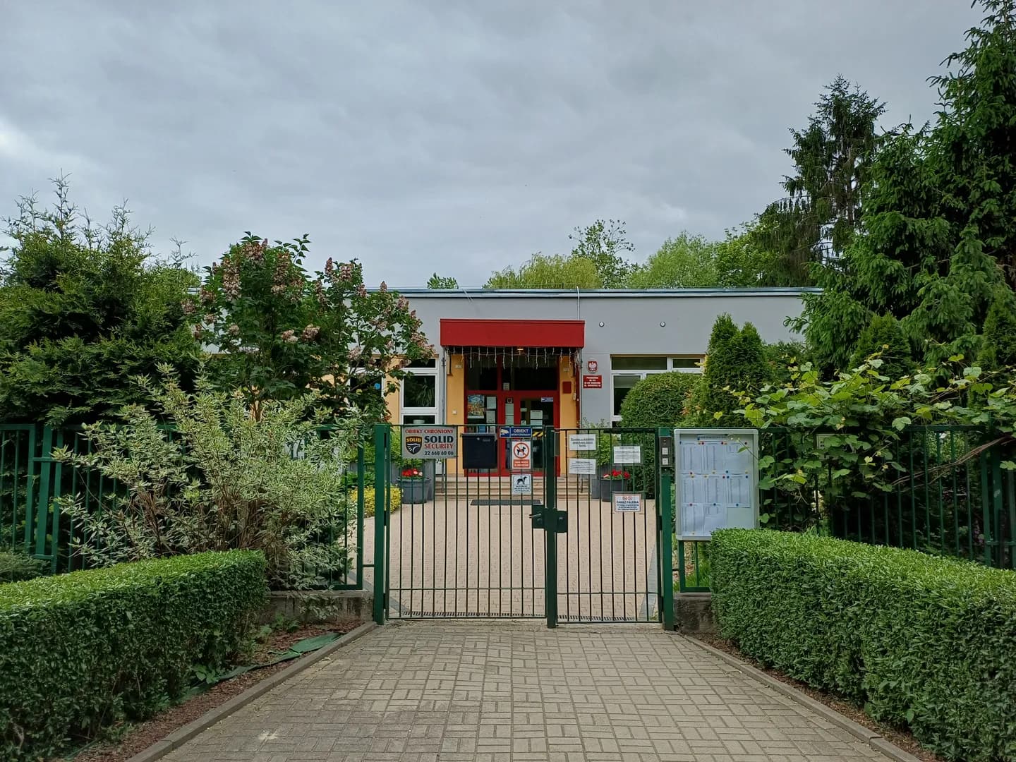 Wejście i brama do Przedszkola nr 274 w Warszawie