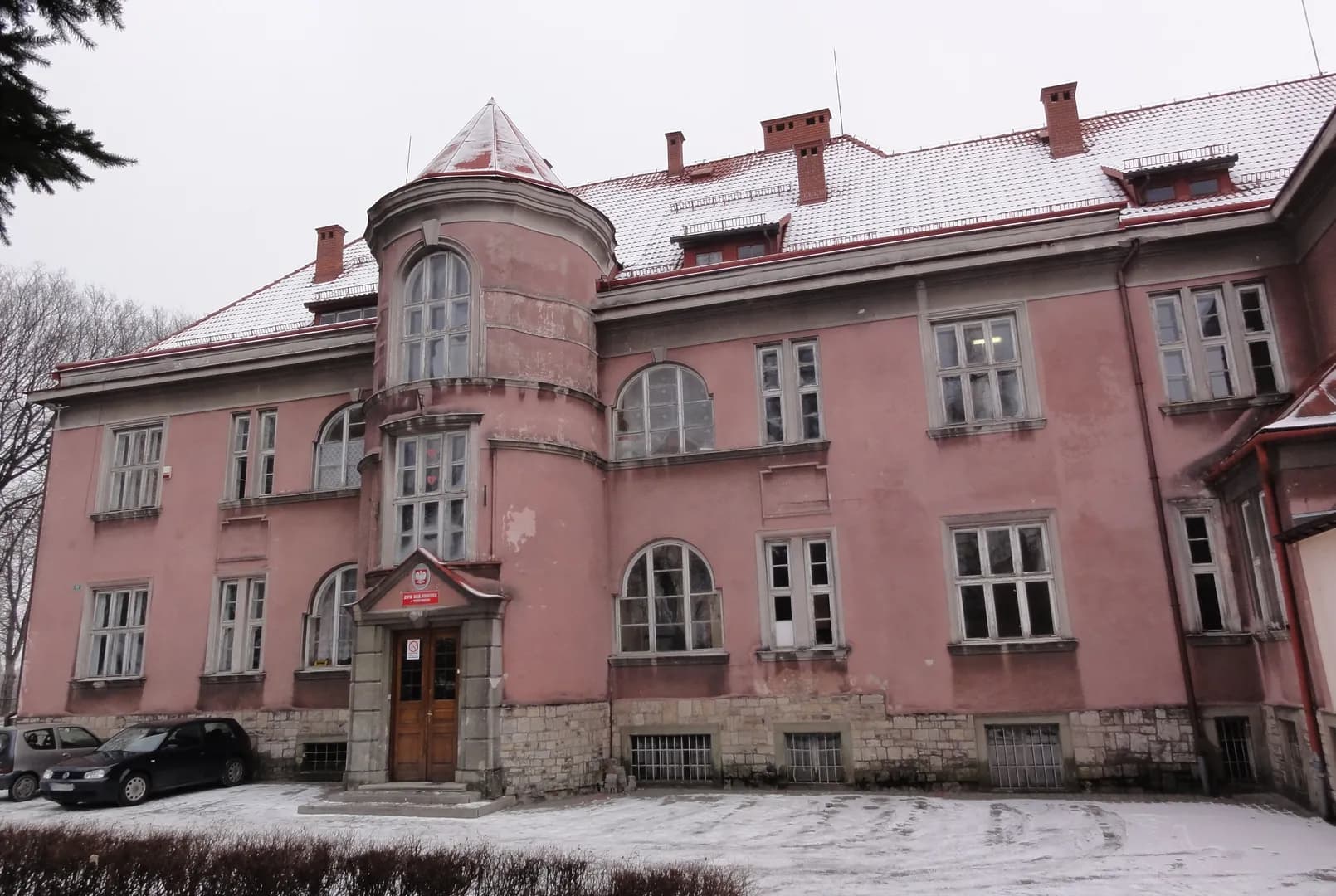 Zabytkowy budynek szkoły rolniczej w Międzyświeciu zimą