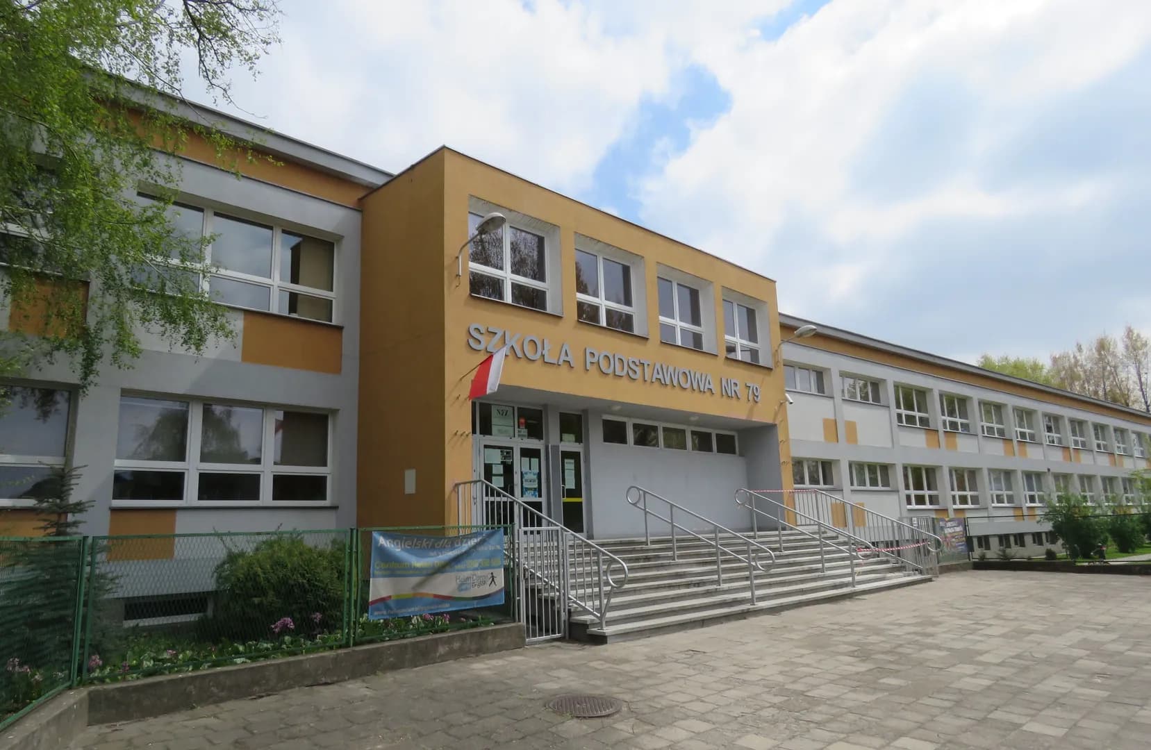 Wejście główne i fasada Szkoły Podstawowej nr 79 w Poznaniu