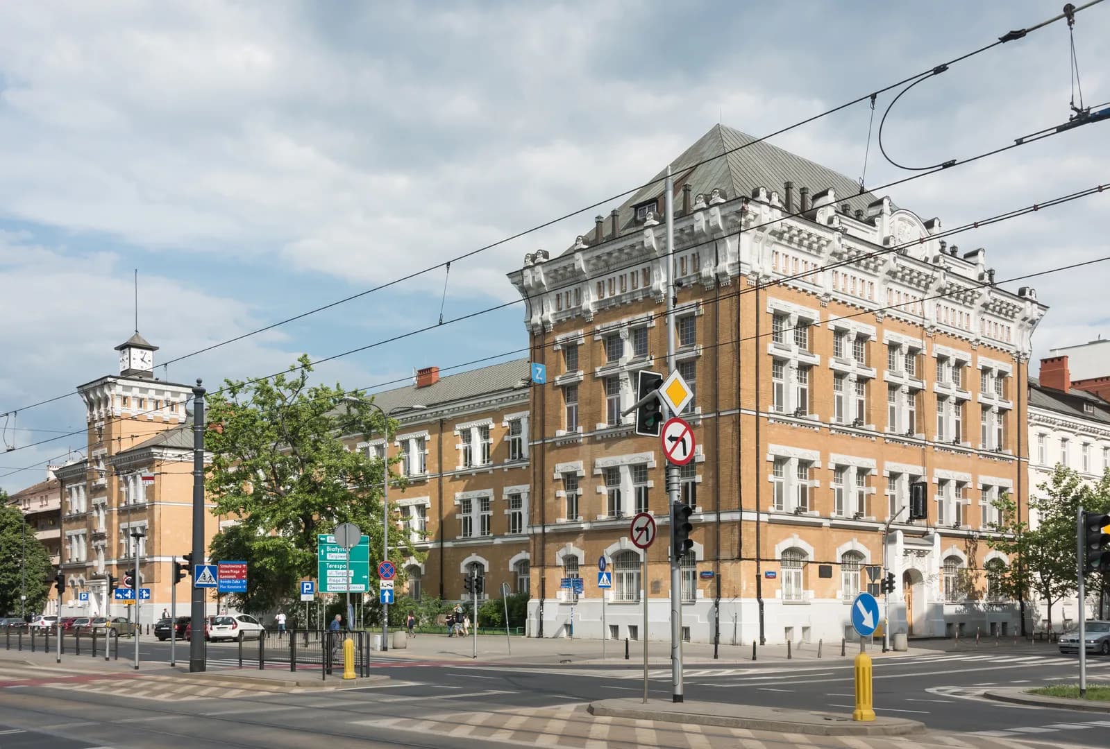 Gmach VIII Liceum Ogólnokształcącego im. Władysława IV w Warszawie od strony skrzyżowania