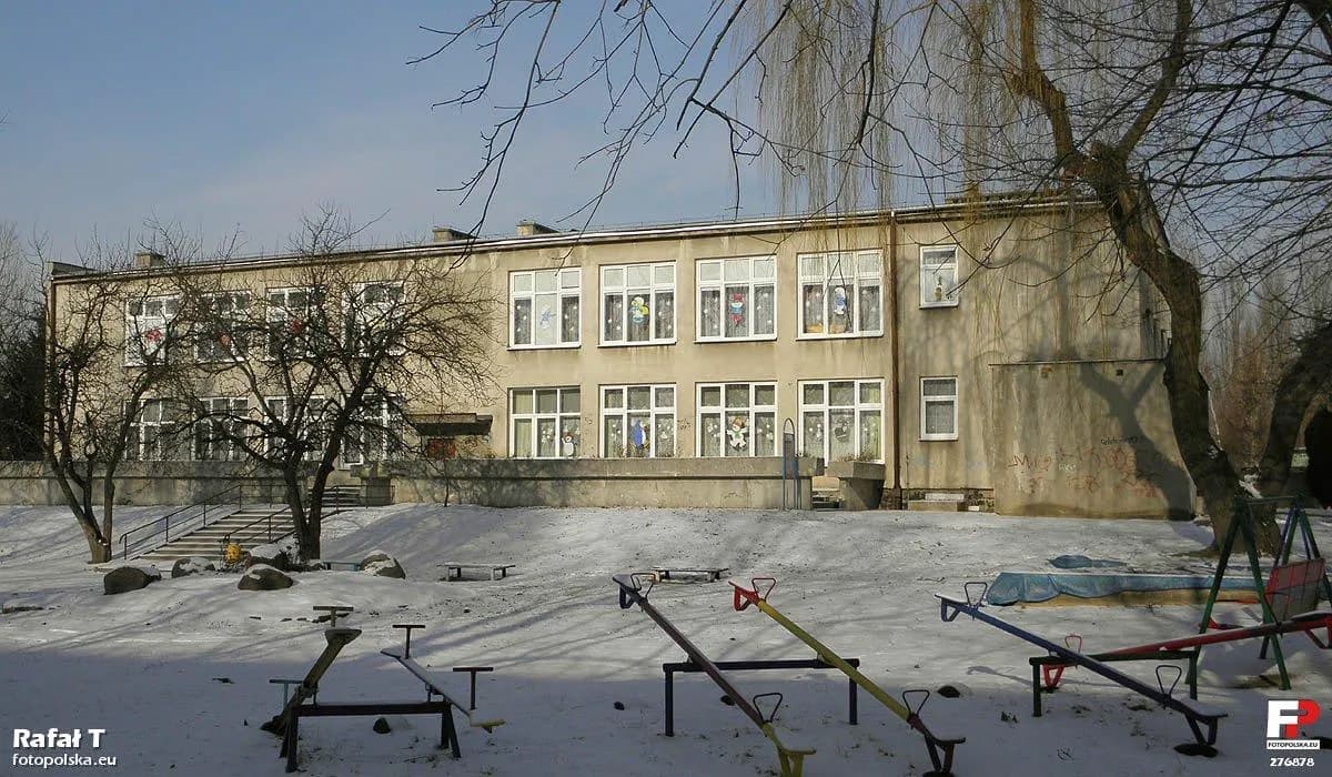Budynek i ośnieżony plac zabaw Przedszkola Publicznego nr 16 w Radomiu