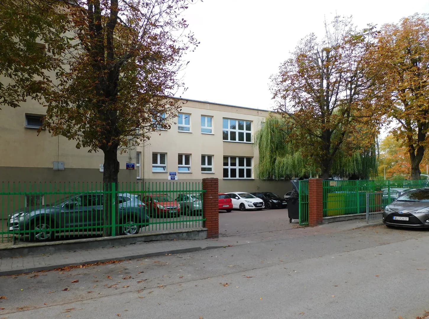 Budynek Szkoły Podstawowej nr 227 w Warszawie zza ogrodzenia
