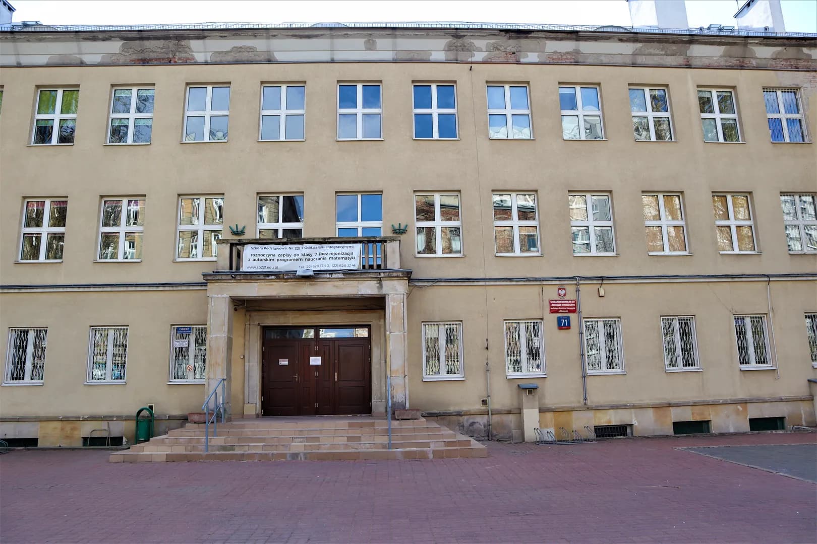 Wejście główne i fasada Szkoły Podstawowej nr 221 przy ulicy Żelaznej w Warszawie