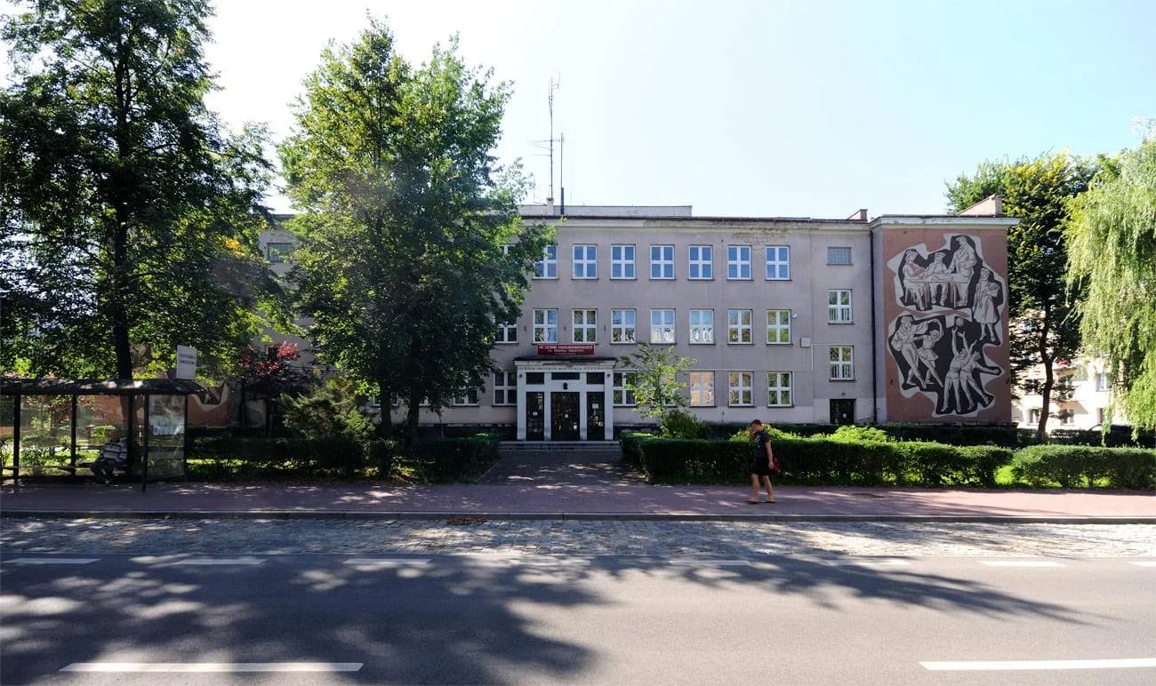 Fasada budynku VII Liceum Ogólnokształcącego im. Mikołaja Kopernika w Częstochowie