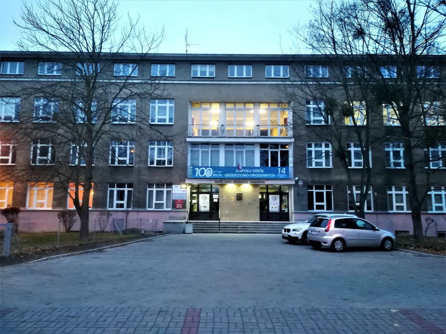 Fasada Zespołu Szkół Geodezyjno-Drogowych w Poznaniu z widocznym wejściem głównym