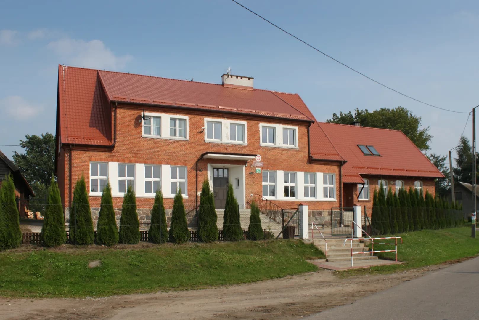 Ceglany budynek Zespołu Szkolno-Przedszkolnego w Orzynach