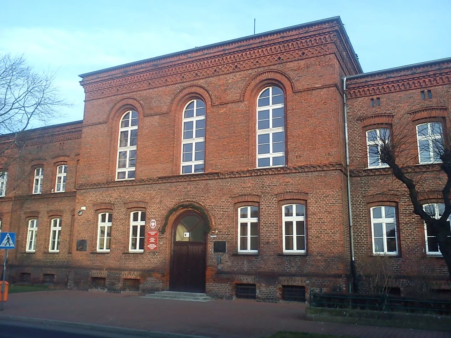 Ceglany budynek Liceum Ogólnokształcącego im. Przemysława II w Rogoźnie