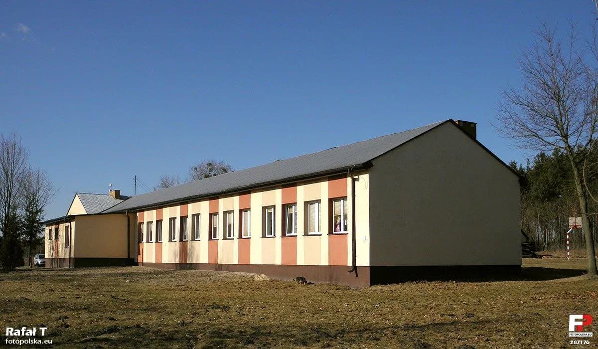 Budynek Publicznej Szkoły Podstawowej w Woli Goryńskiej widziany z zewnątrz
