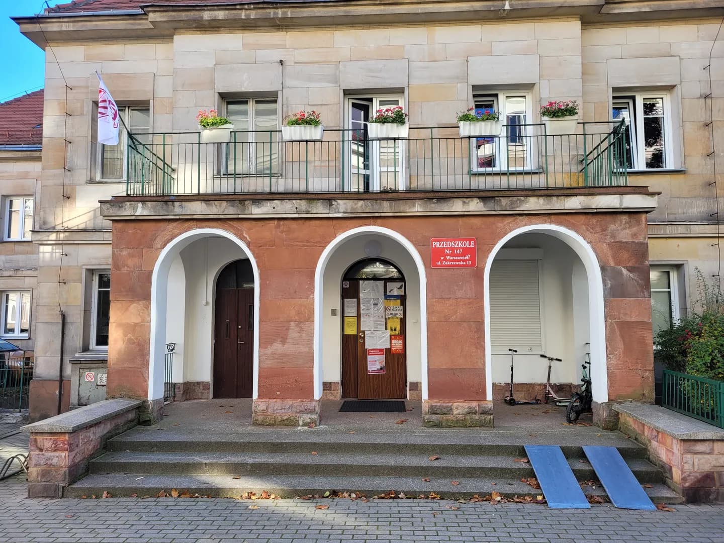 Wejście do budynku Przedszkola nr 147 przy ulicy Zakrzewskiej w Warszawie