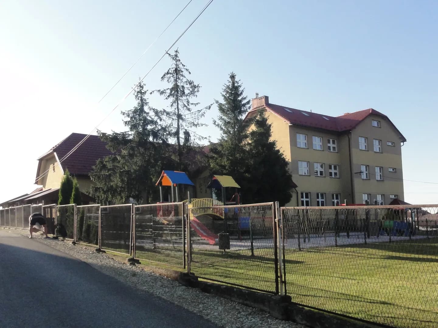 Szkoła Podstawowa w Przybradzu z placem zabaw i ogrodzeniem
