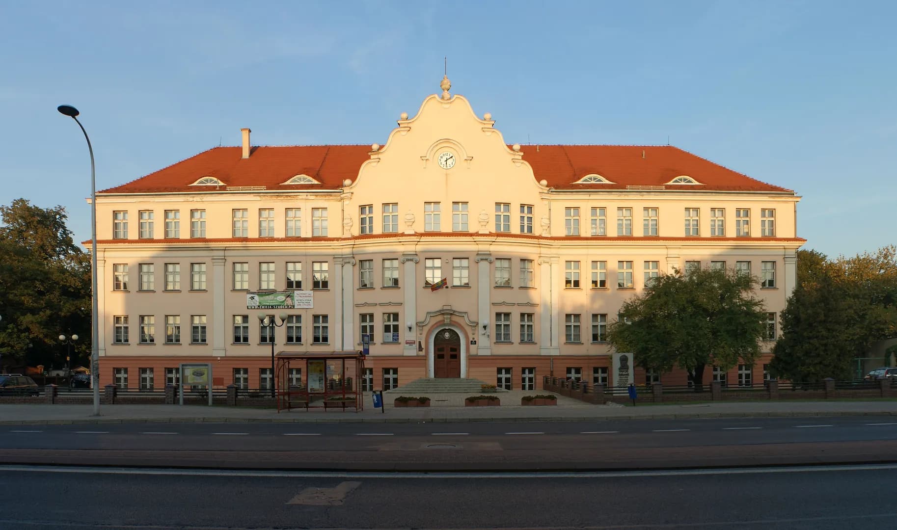 Frontowa elewacja zabytkowego budynku szkoły przy ulicy Wrocławskiej 51 w Ostrowie Wielkopolskim.