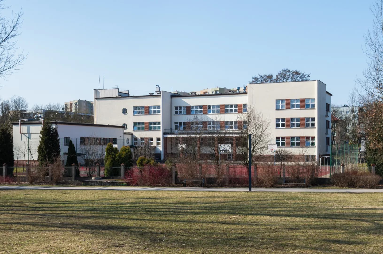 Widok na budynek Szkoły Podstawowej nr 17 w Katowicach od strony boiska