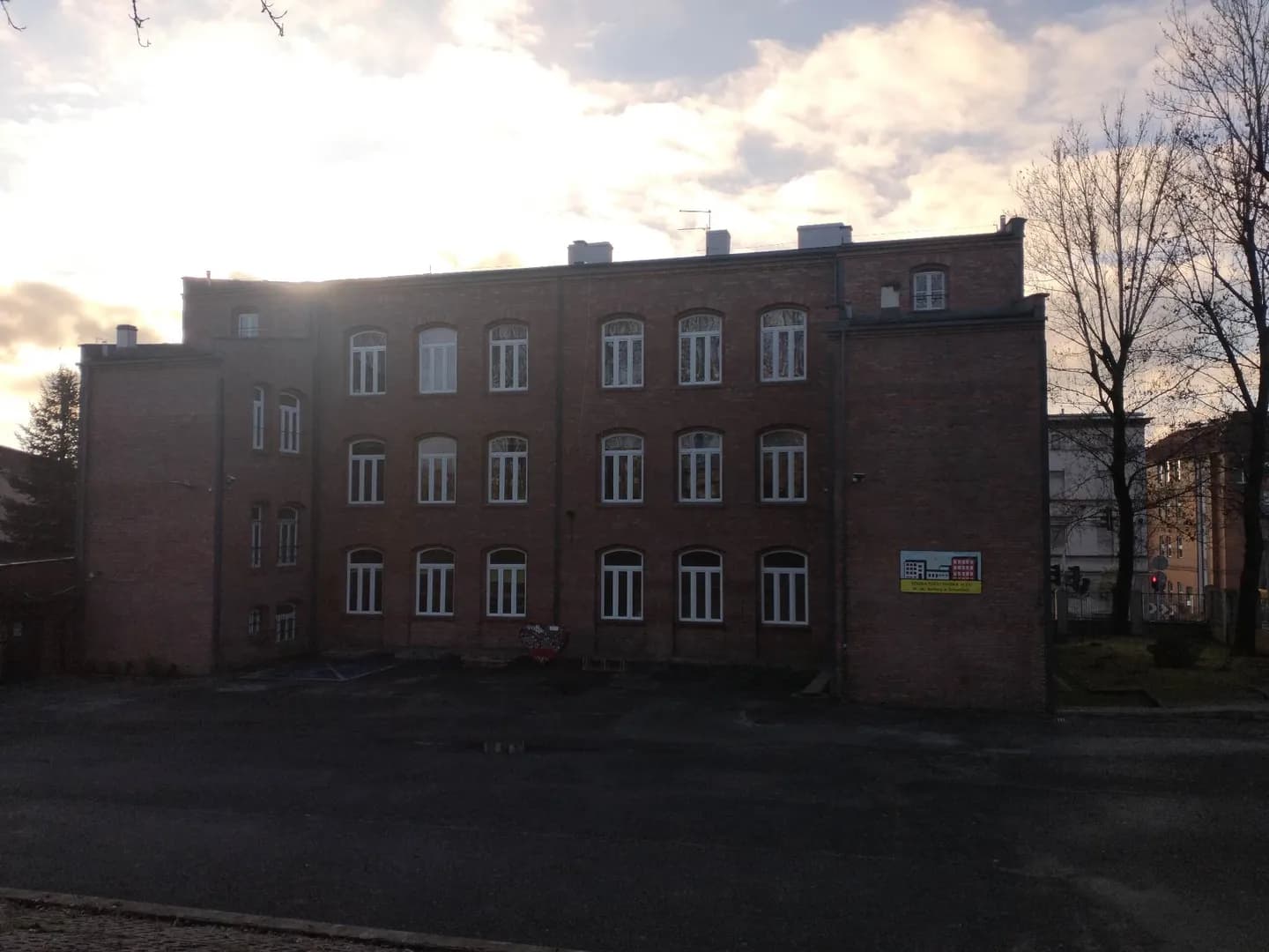 Ceglany budynek Szkoły Podstawowej nr 13 w Katowicach