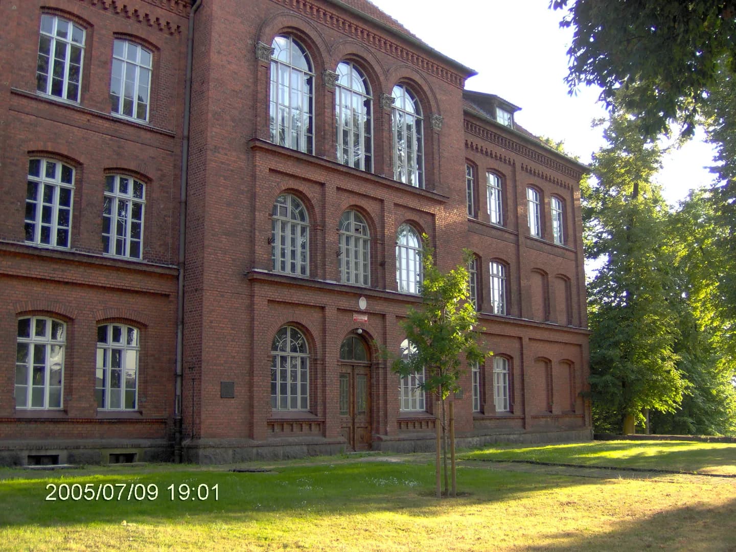 Ceglany budynek Liceum Ogólnokształcącego im. Stefana Żeromskiego w Bartoszycach