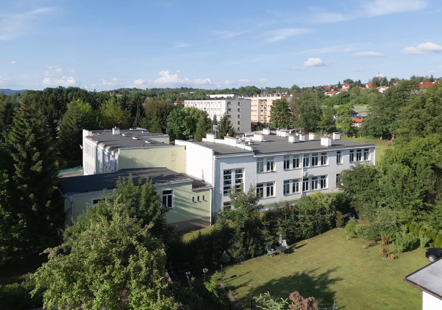 Widok z góry na budynek Szkoły Podstawowej nr 2 w Kłodzku