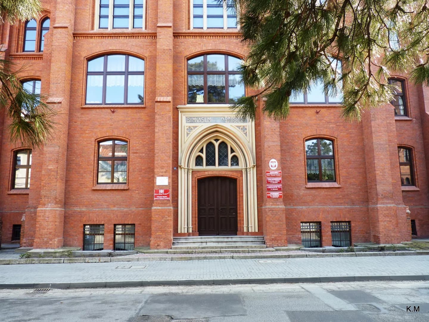 Wejście do zabytkowego ceglanego budynku Zespołu Szkół Ogólnokształcących w Chełmnie