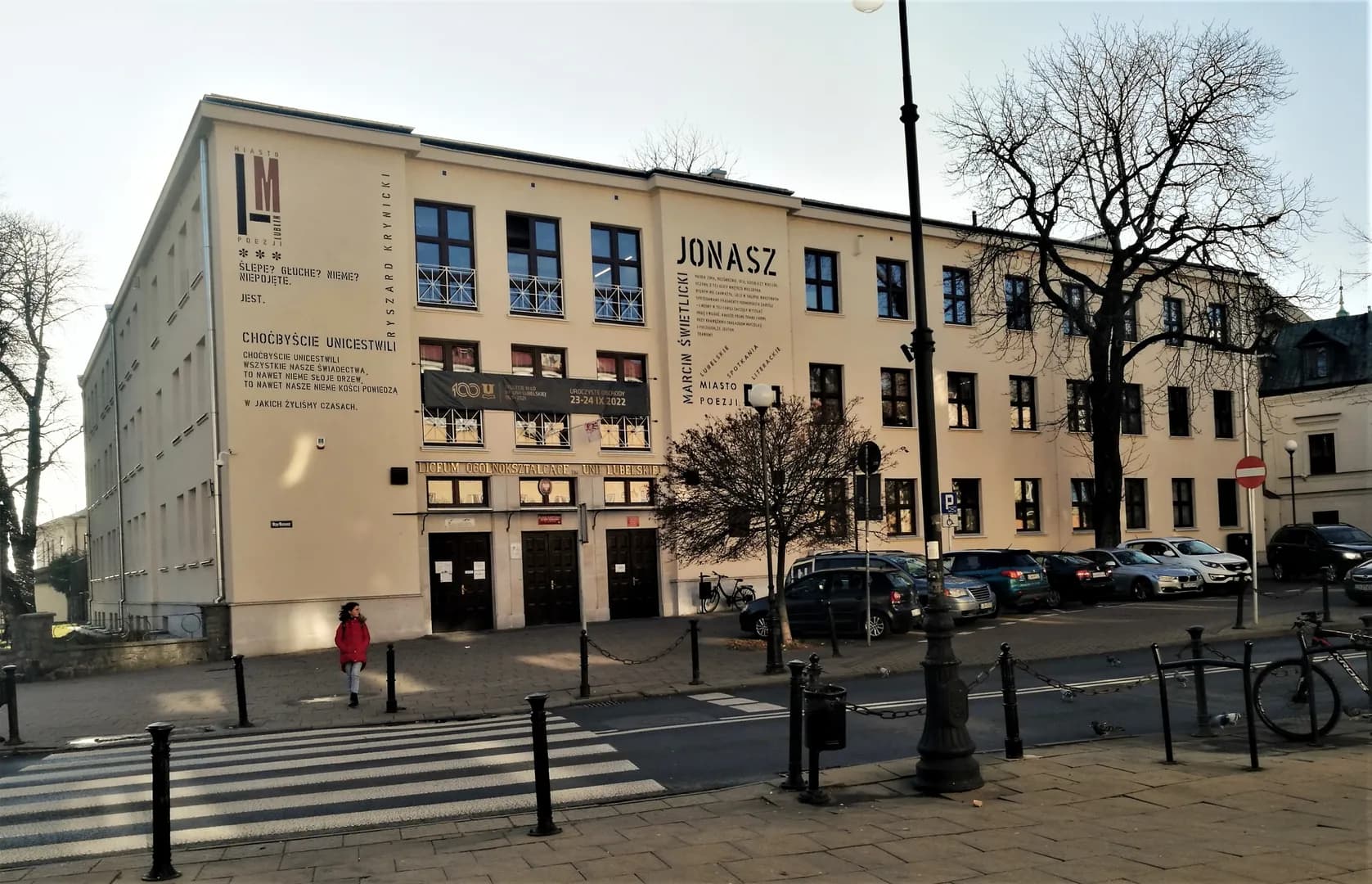 Fasada budynku III Liceum Ogólnokształcącego im. Unii Lubelskiej w Lublinie od strony ulicy