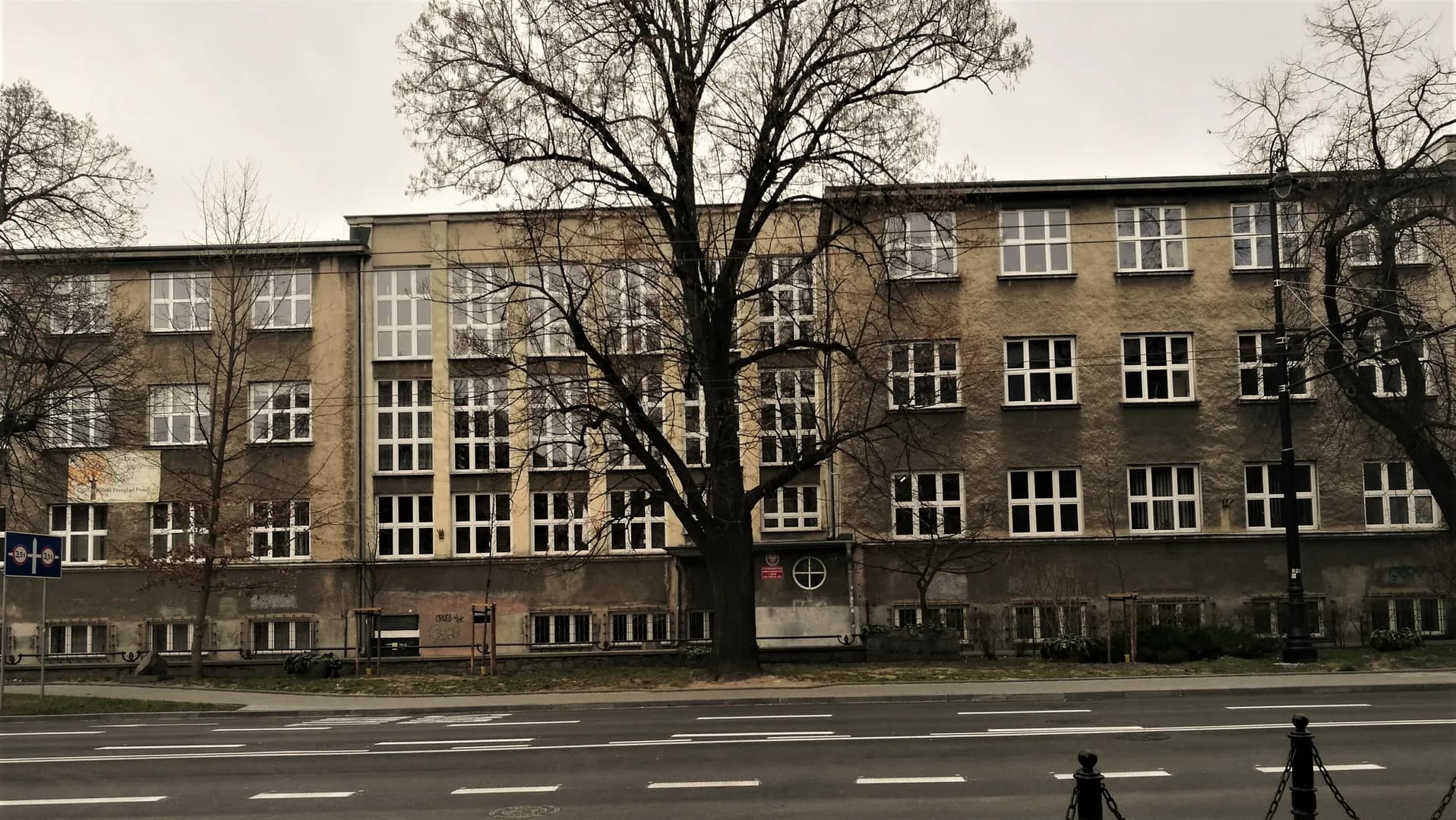 Fasada budynku V Liceum Ogólnokształcącego im. Marii Skłodowskiej-Curie w Lublinie