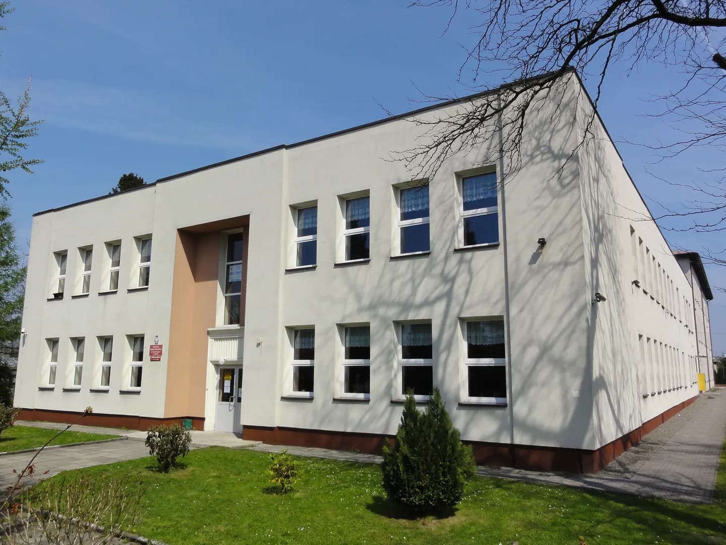 Elewacja budynku Szkoły Podstawowej im. Pawła Kojzara w Mnichu