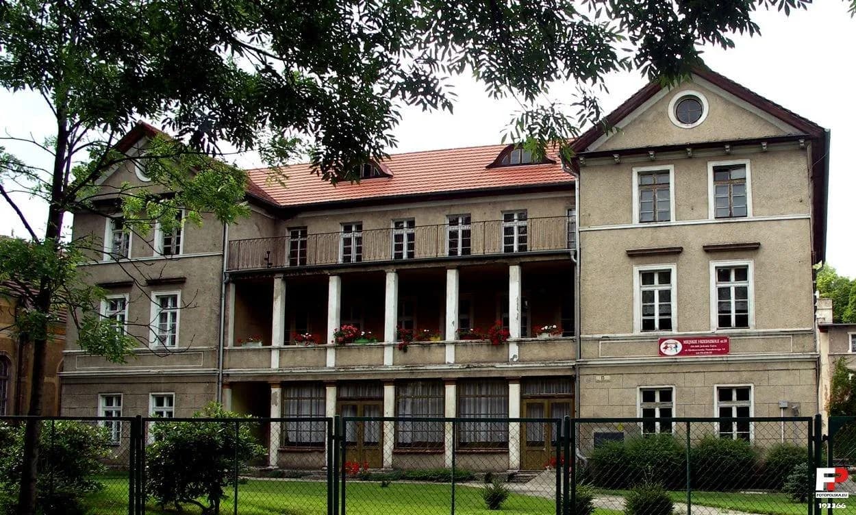 Budynek Miejskiego Przedszkola nr 10 w Jeleniej Górze z widocznym ogrodem i tarasem.