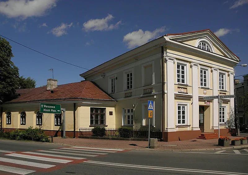 Zabytkowy budynek Szkoły Podstawowej nr 3 im. Ks. Piotra Skargi w Grójcu widziany z ulicy