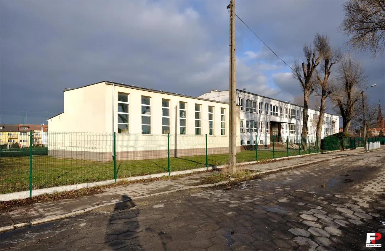 Budynek Szkoły Podstawowej nr 42 we Wrocławiu widziany z ulicy